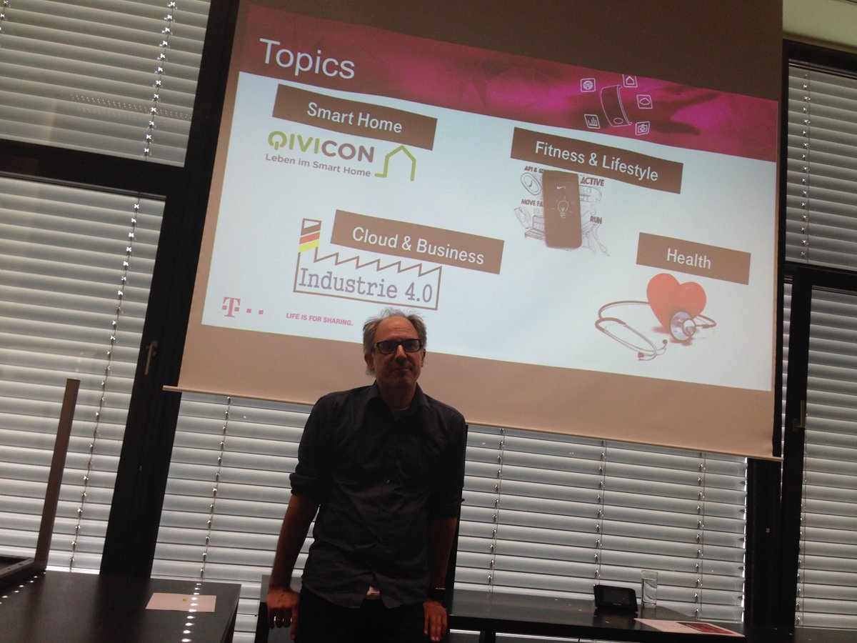 molutions's tweet photo. #DTHackBar @avbelow Talks about Smarthome to us 🏠👍 http://t.co/3rCoeTrB2r