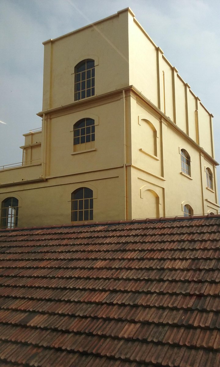 graziacasait's tweet photo. La nuova @FondazionePrada di MIlano era una distilleria dei primi del 900 che Rem Koolhaas ha trasformato "ad arte" http://t.co/FdUOC62Tmo