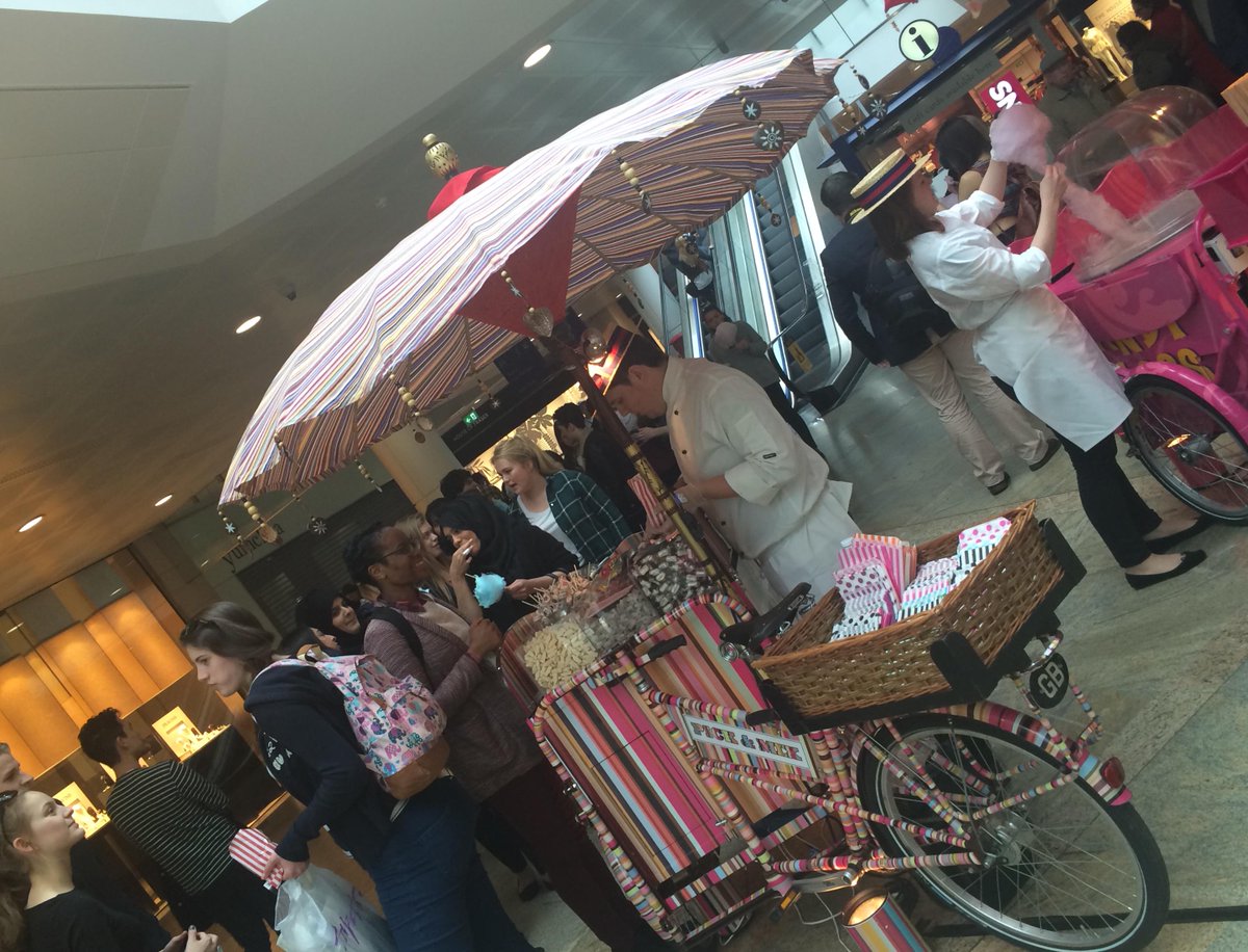 OracleReading's tweet photo. Our free pick 'n' mix and candy floss stool is going down a 'treat' at our student sessions! #theoraclesessions http://t.co/rowvVxg33z