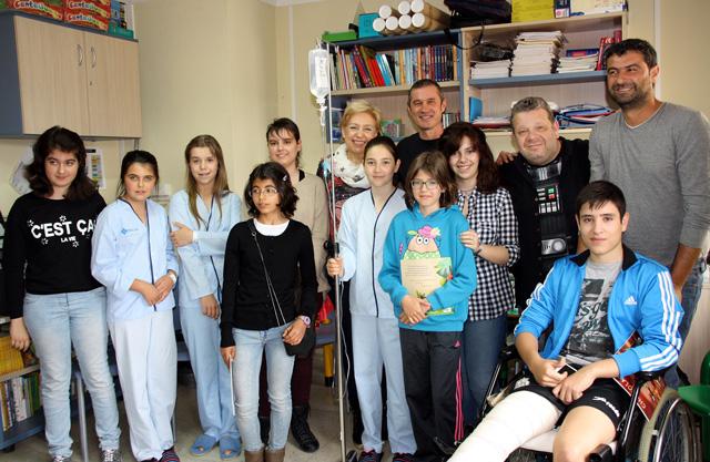 cuencanews's tweet photo. Los niños del Hospital de #Cuenca reciben consejos sobre hábitos saludables de @albertochicote y @lafincaelche http://t.co/qAeAYRvTId