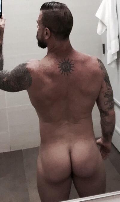 male_g_maximus's tweet photo. "@RoccoSteeleXXX: Look but no touch...#stillatop #daddybooty http://t.co/NGoFtgkgLm" -Daddy Booty, mmm......-