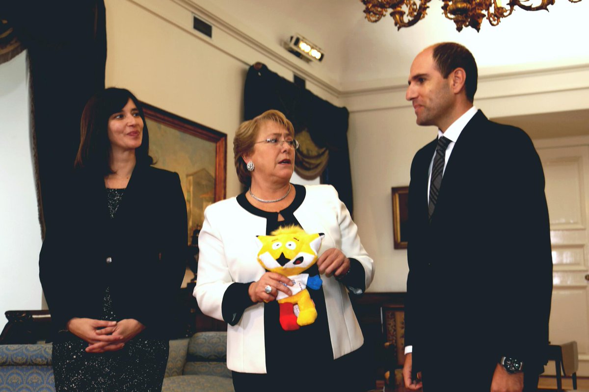 MindepChile's tweet photo. Ministra del Deporte acompaña a Presidenta Michelle Bachelet en reunión con Sergio Jadue por Copa América http://t.co/q51NkVQ7KZ