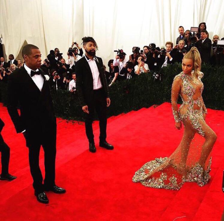 TeamsingleTV's tweet photo. Isn't this how it always goes ladies? #Relationshipgoals or nah? #MetGala #MetBall 😂 http://t.co/gDe55FV8fZ