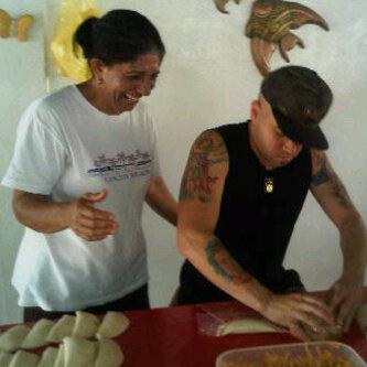 yennifer_cap's tweet photo. Aki Nacho haciendo empanadas en maracaibo @LaBomba_Televen @nacholacriatura la humildad le sale x los poros I'Love http://t.co/sQ8rv1kfHq