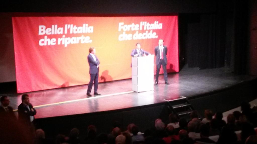 TgrRaiTrentino's tweet photo. .@matteorenzi lancia @andreamiorandi a #Rovereto. Auditorium pieno per il premier che esalta la sua visita in regione http://t.co/sRydgmufKs