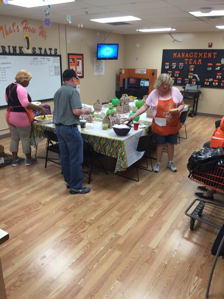 DHRM_D73's tweet photo. Cinco de mayo at store 8916! Great job team! http://t.co/vA8IK9k1NO