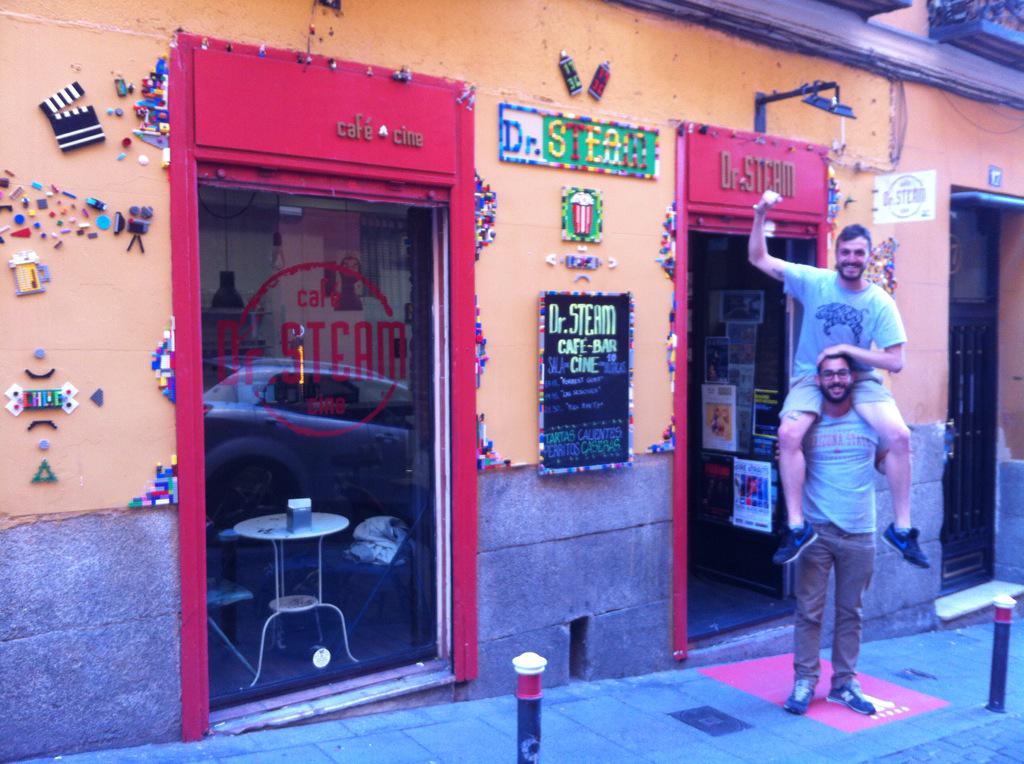 SteamCine's tweet photo. Comienza nuestro @CALLELavapies @lavapiesenvivo @ganasd_lavapies @_19_36 Gran intervención chicos! Gracias!! http://t.co/9oaUUJpg7G