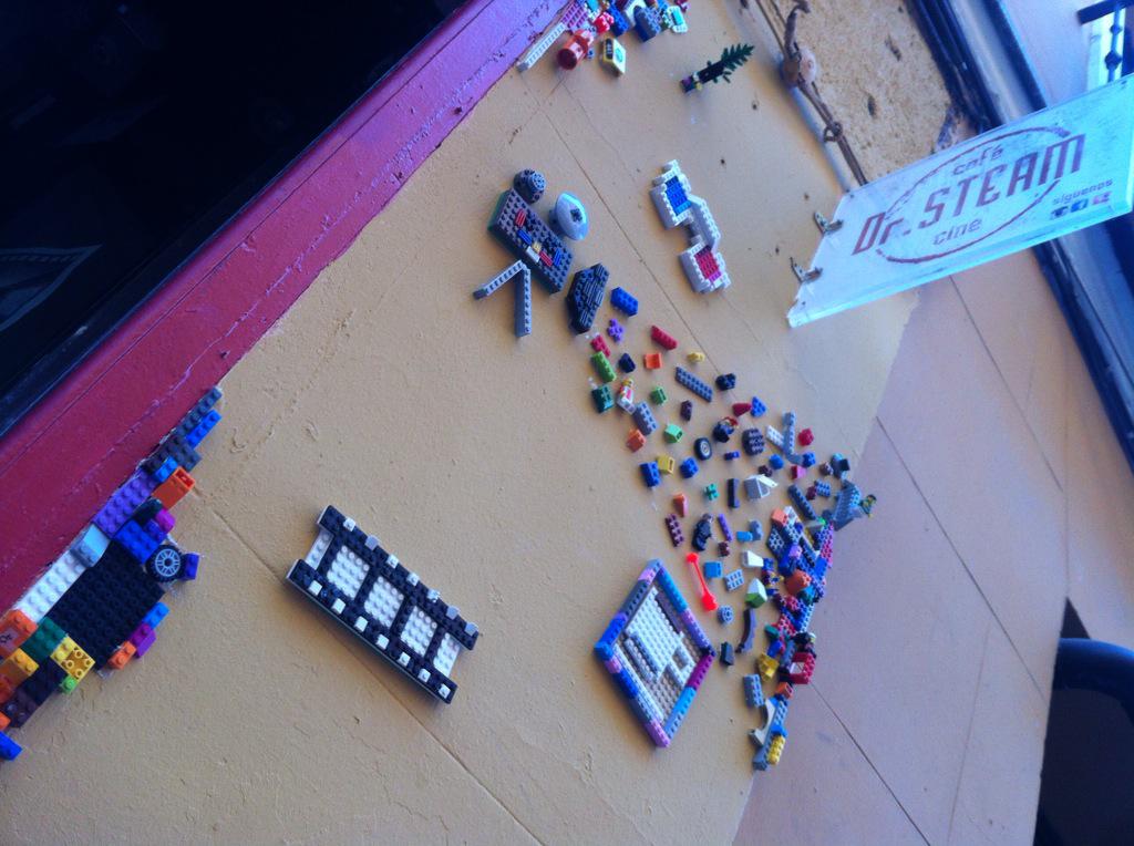SteamCine's tweet photo. Comienza nuestro @CALLELavapies @lavapiesenvivo @ganasd_lavapies @_19_36 Gran intervención chicos! Gracias!! http://t.co/9oaUUJpg7G