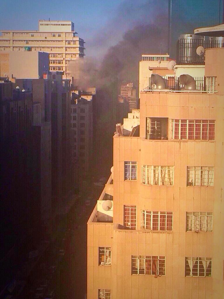 Anarchy_JHB's tweet photo. Building on fire on the corners of Jeppe and Joubert in Joburg CBD. EMS are on scene. http://t.co/DYlclmA6rU