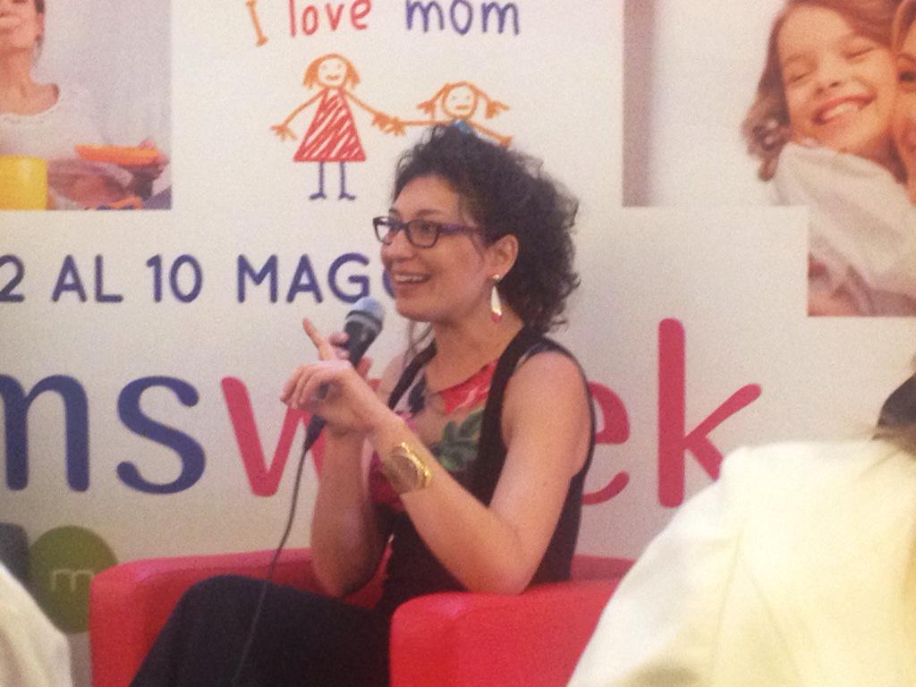 fedequaranta's tweet photo. Come la musica influenza la nostra vita. Lo sta spiegando la biologa violinista Cristina Romagni #MomsWeek #euroma2 http://t.co/mmutdMqn1z