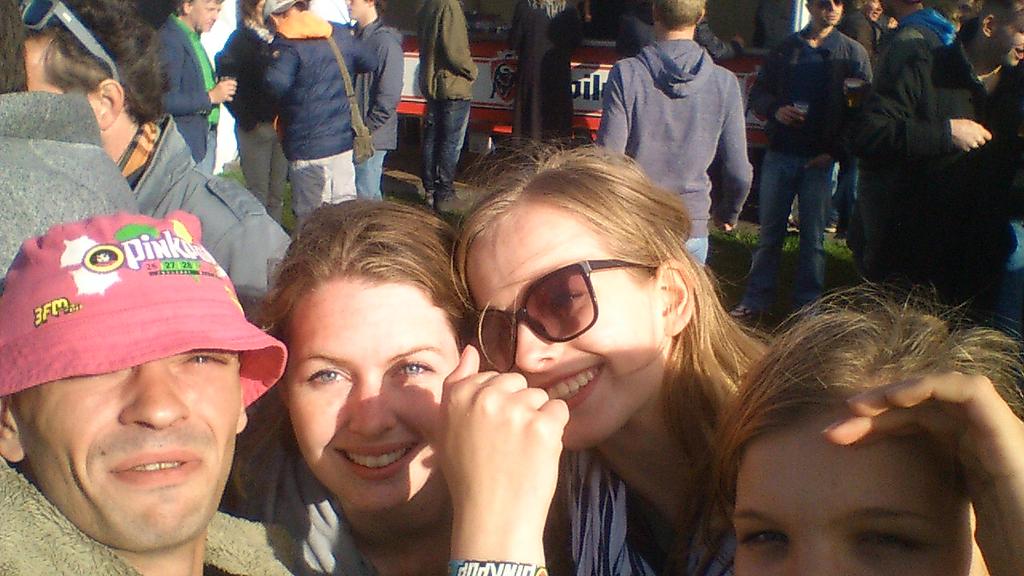 OpPinkpop's tweet photo. Onder het motto #slechtsteselfieopbevrijdingsfestivalgroningen een selfie met 3 Pinkpoppers #kutzon #sorryzon http://t.co/wgL4vlUczQ