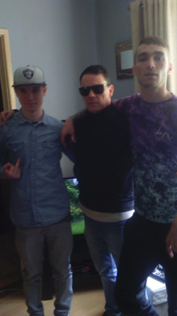 pixie_paisley's tweet image. Lady posing as lads do #2sons