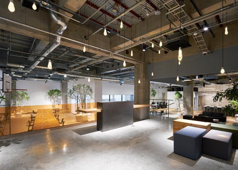 dezeen's tweet image. Concrete, wood and gravel used to define spaces inside AKQA's Tokyo offices: dezeen.com/2015/05/04/tor… #architecture