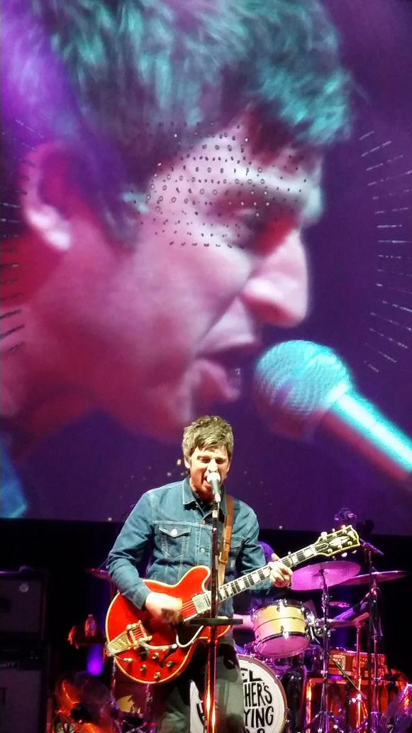 RayCarr's tweet image. Great pic from Toronto gig last night. Great show, thanks Noel #noelgallagher  #noelgallaghershighflyingbirds