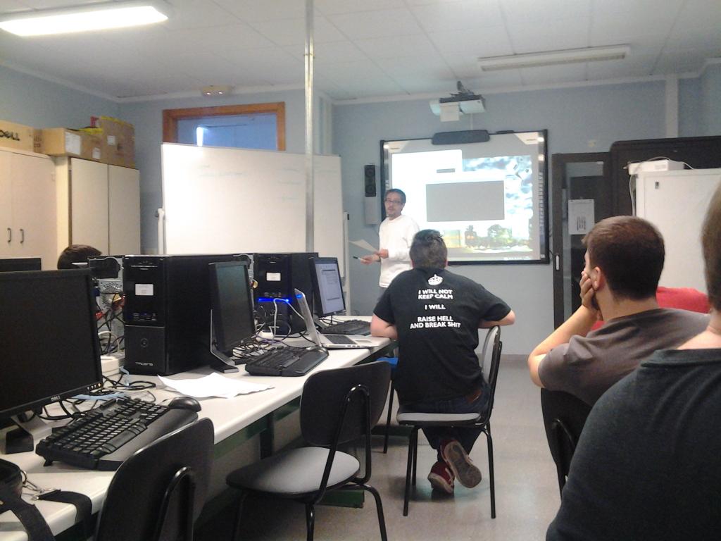 hit_bits's tweet photo. En @AlphaHacking, asistiendo a la charla de @pertxas sobre vulnerabilidades web http://t.co/78vr03IlX9