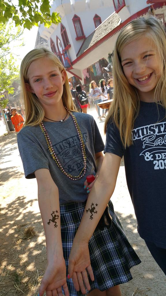 AllGoodEducator's tweet photo. #Twinning ! #Renfestfun #mvmiddle http://t.co/duSSumfFT3