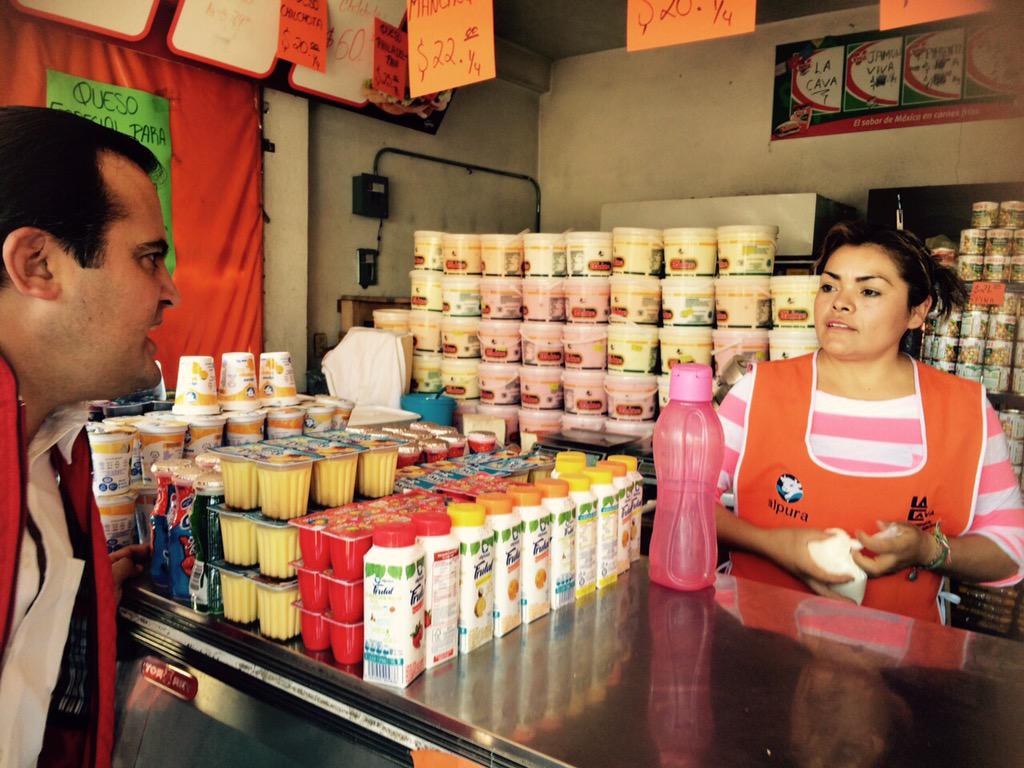 YaConJuanCarlos's tweet photo. El impulso a la economía local será fundamental en mi gobierno. Recorrido por el #MercadoSolidaridad http://t.co/gWt17YbZlW