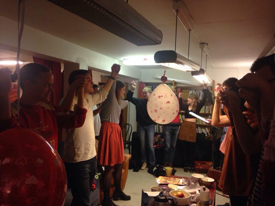 SSU_LUND's tweet photo. Idag firade SSU Frihet Marx b-day! 197 år gammal är han, men fortfarande fräschare än Ebba Busch Thor! ✊🎈#KD #ssu15 http://t.co/diQXJG4pmB