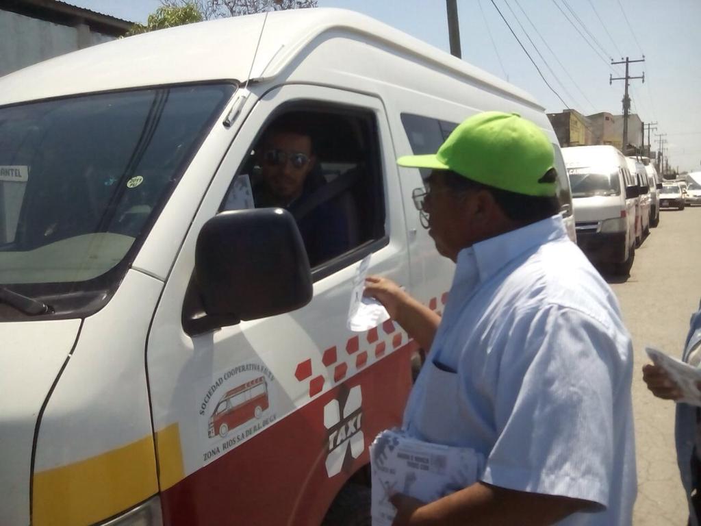 elestuchecam's tweet image. @checugobernador realiza volanteo en el municipio de Escárcega. Propone transformar economía del estado de Campeche.