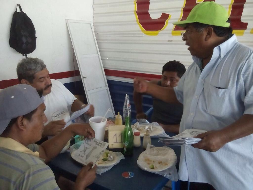 elestuchecam's tweet image. @checugobernador realiza volanteo en el municipio de Escárcega. Propone transformar economía del estado de Campeche.