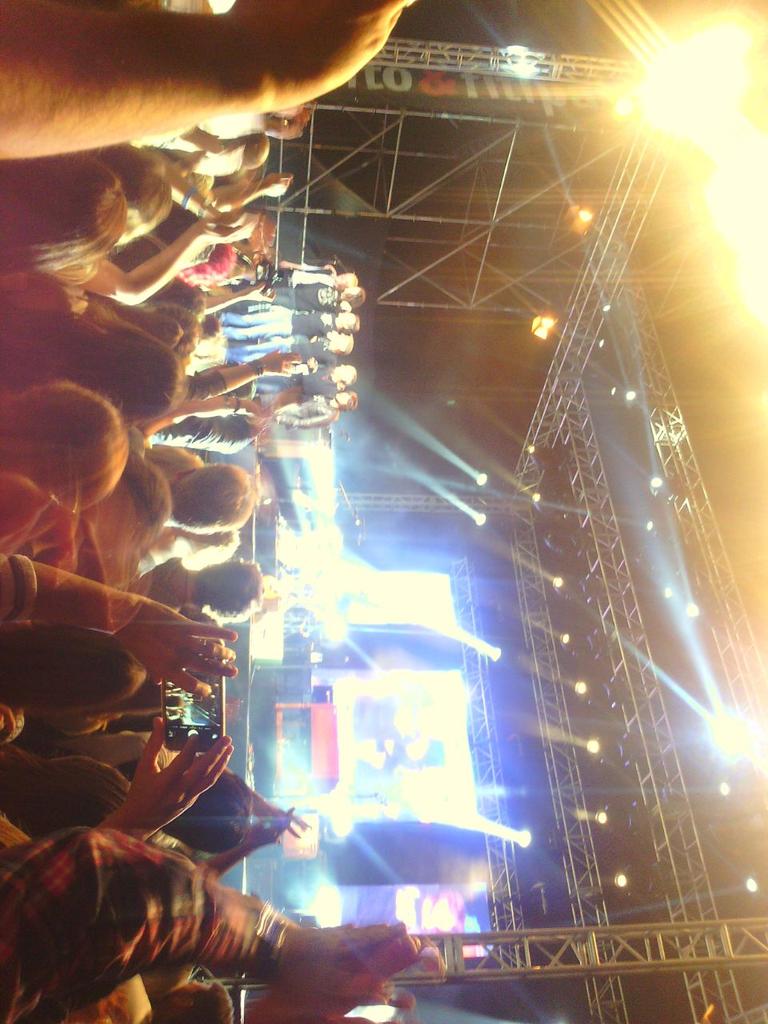 Cata5S's tweet photo. gran concert @FitoCabrales http://t.co/p4SHPPRMYb