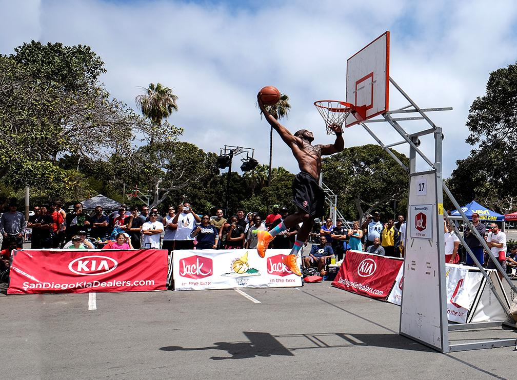holidaybowl's tweet image. Dontae Burnett, skying high at the @Kia Slam Dunk Contest this weekend at the @JackBox #HoopsAtTheBeach! #MadHops
