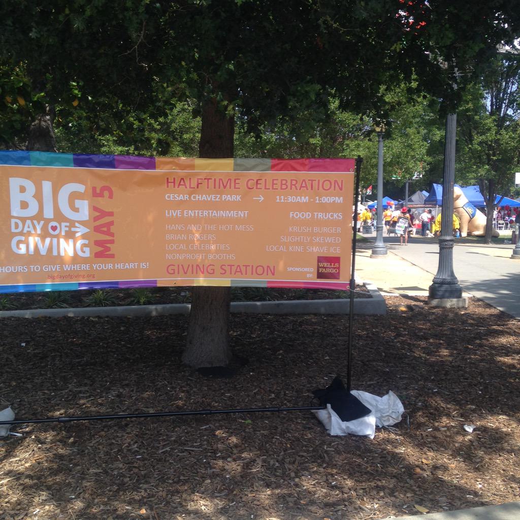 CityYearSAC's tweet photo. We are here for the #BIGDoG2015 Halftime Celebration. We see @CityYearSAC yellow! http://t.co/8Zv6mejyGW