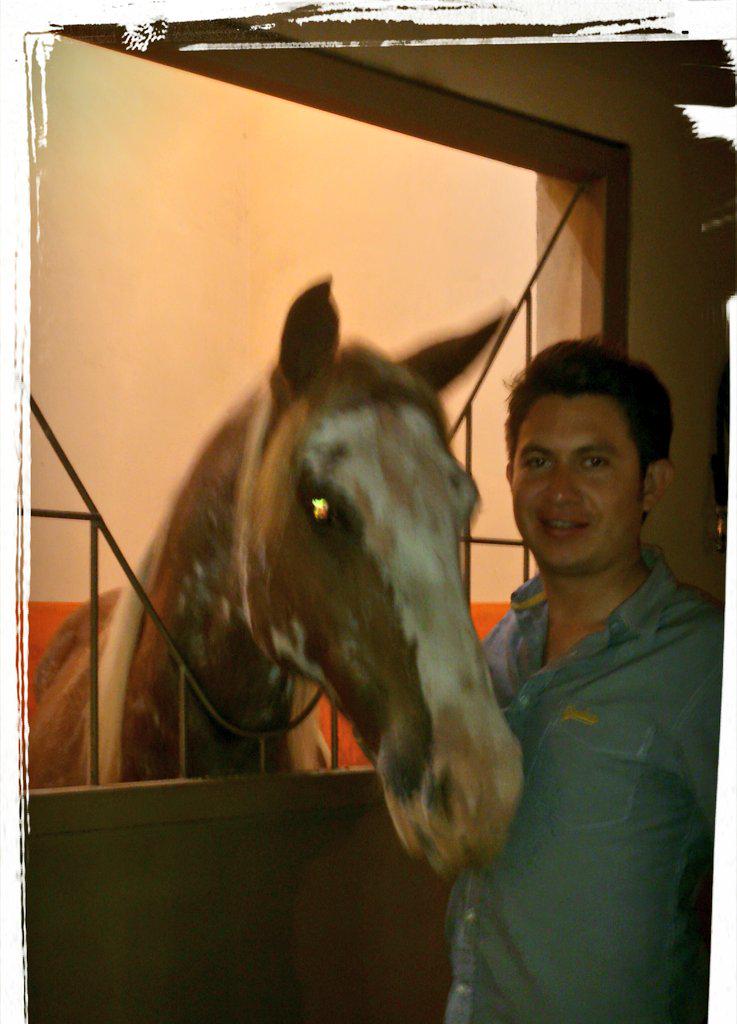 nextle2's tweet photo. #Xalapa Pos hoy posando con el "Capuchino", hay que sacarle su cuenta de Twitter... http://t.co/R06tySDSQI