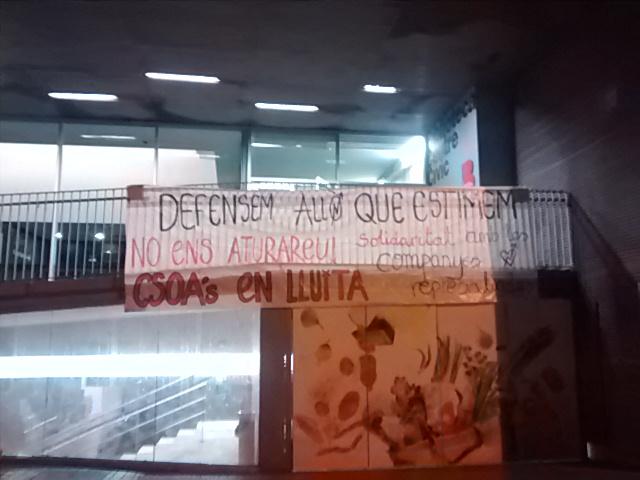 CSOALaIndustria's tweet photo. No ens aturareu! 1...10...100...1000 centres socials! #DefensemCSOALaIndustria http://t.co/YOpDxQ471r
