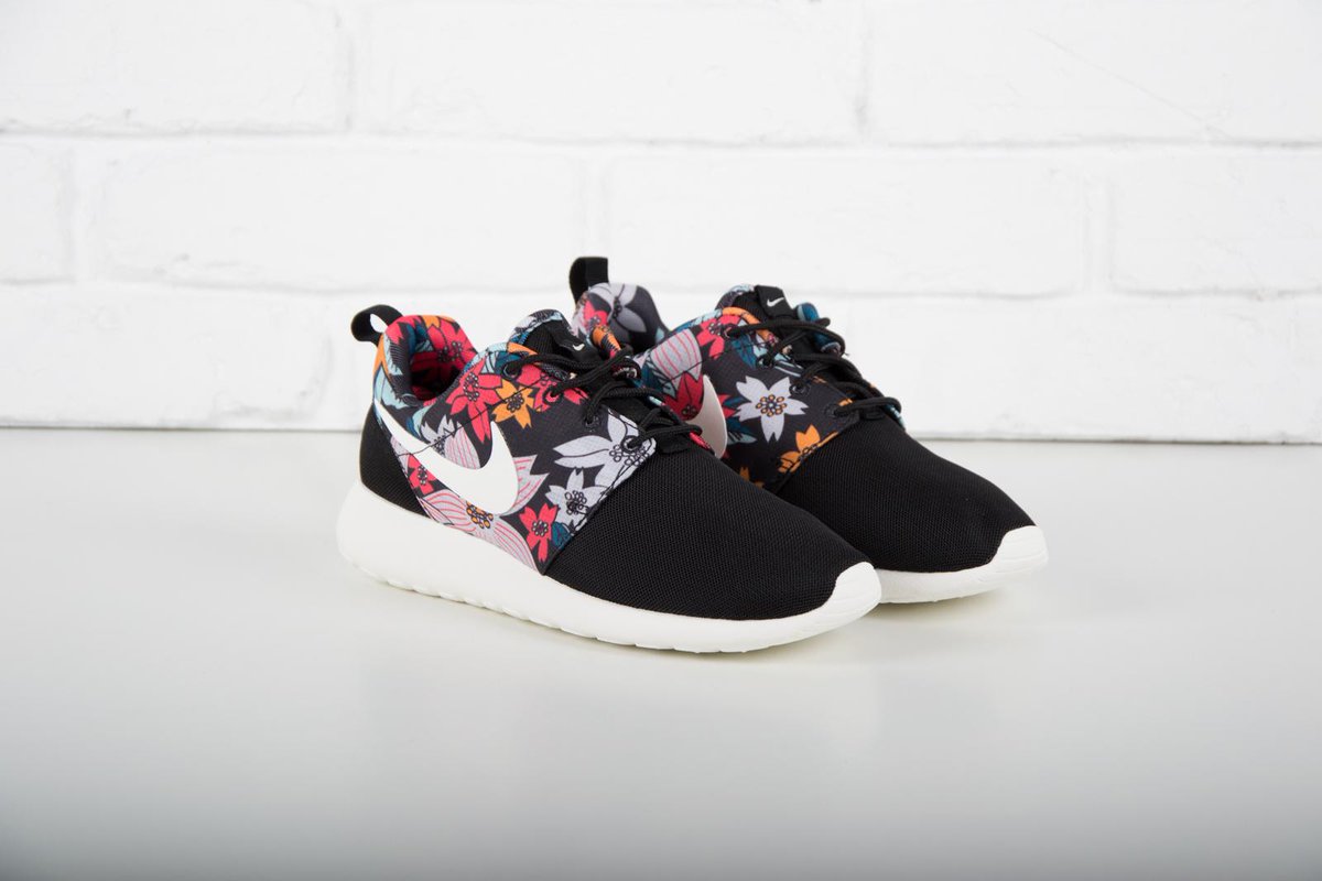 FOOTDISTRICT's tweet photo. ¡Aloha! Este print hawaiano hace resaltar aún más las Nike #RosheRun :D 
▷ http://t.co/hWZpPZL3LE http://t.co/4UvkuoMltt