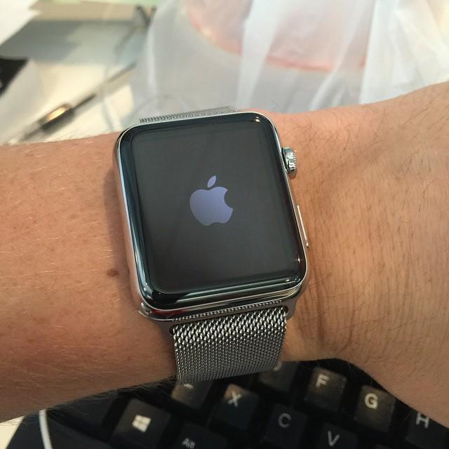 BentonCalder's tweet image. Cooooooool. Graduation present came in the mail today #applewatch #milaneseloop #42mm ift.tt/1c2hN3E