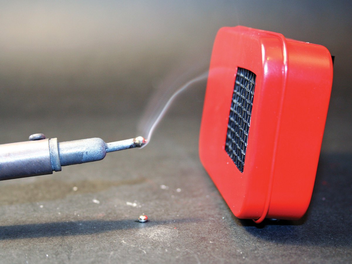 _DIY_Story's tweet photo. 6 Slick Tools You Can Make for Your Electronics Workbench #Electronics http://t.co/rZcFxrr7Zi http://t.co/TSly0YjHlP