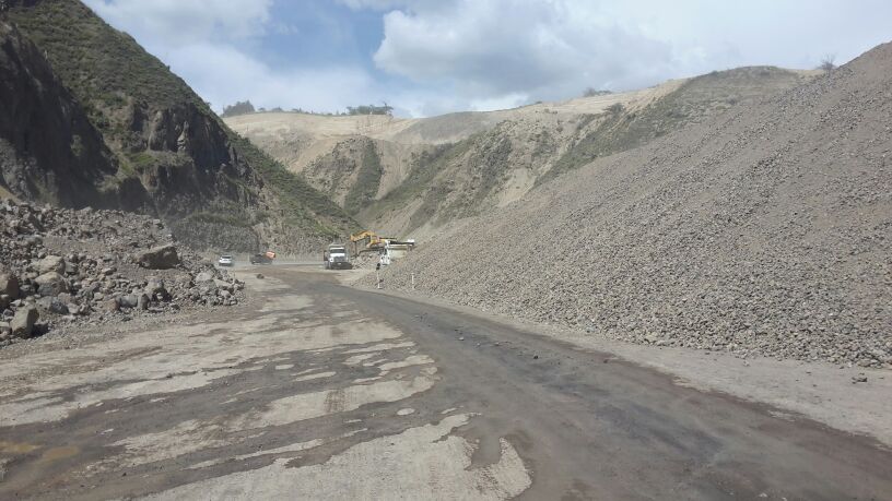 MIT_Ecuador's tweet photo. Conduzca con precaución tramo #Piquiucho #Cunquer. Respete límites de velocidad y no rebase, un carril de circulación http://t.co/tyGq0gxFc2