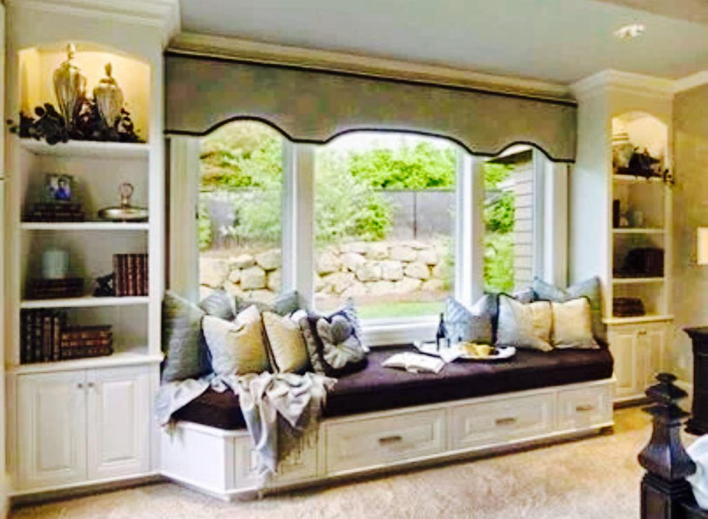 InnerVino's tweet image. This sophisticated window seat is absolutely timeless #windowseat #windowbench #onlinehomes4you