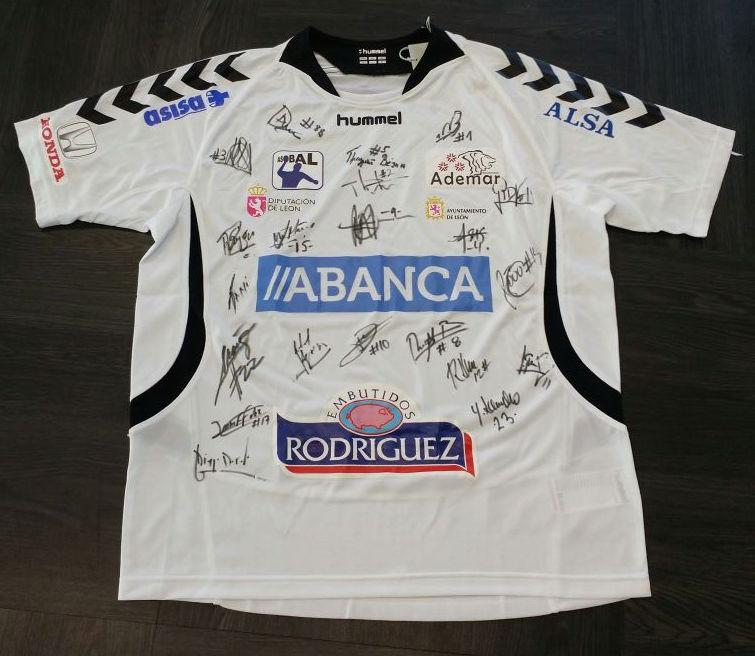 SamuR_7's tweet photo. Ya tengo la camiseta de Kjelling firmada por una generación mítica y ahora quiero #MiCamisetaAdemar  del 2015! http://t.co/C8joGIvS6y