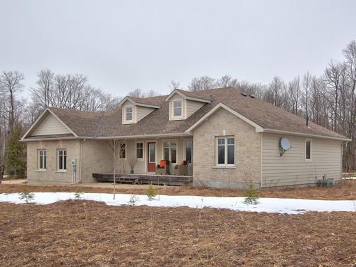 Michael_Maish's tweet photo. The spring real estate market continues with another SOLD sign going up on Blue Jay Crescent http://t.co/4G8IBs0Mf0 http://t.co/4MnmybXEC6
