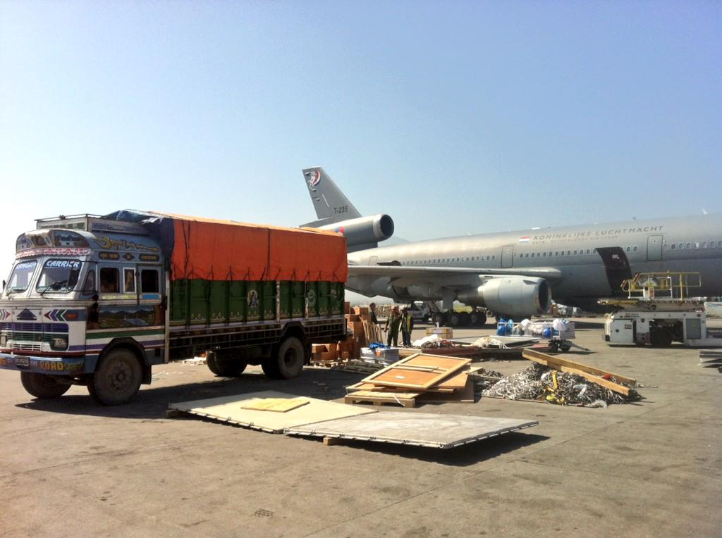 SoestJohan's tweet photo. KDC-10 met Belgisch USAR team en evacuee terug op @VlbEindhoven Zo ziet het vliegveld in Nepal er dan uit, pionieren! http://t.co/v1yC8m6ROl