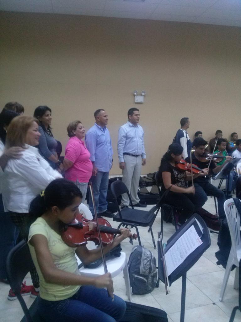 elsistemacbl's tweet photo. visita dl alcalde @comandosergioh a la orquesta en la jornada d salud #OSCBL
#ElSistemaCBLCumple38 #ElSistemaCumple40 http://t.co/UAr1EUmitK