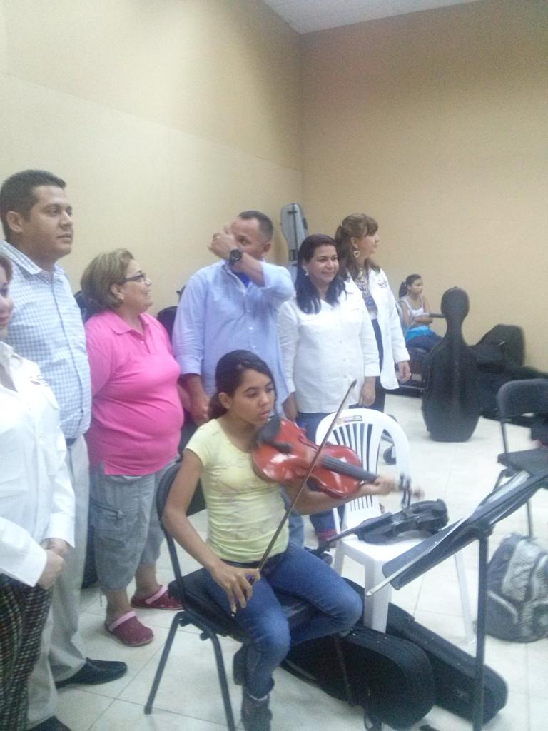 elsistemacbl's tweet photo. visita dl alcalde @comandosergioh a la orquesta en la jornada d salud #OSCBL
#ElSistemaCBLCumple38 #ElSistemaCumple40 http://t.co/UAr1EUmitK