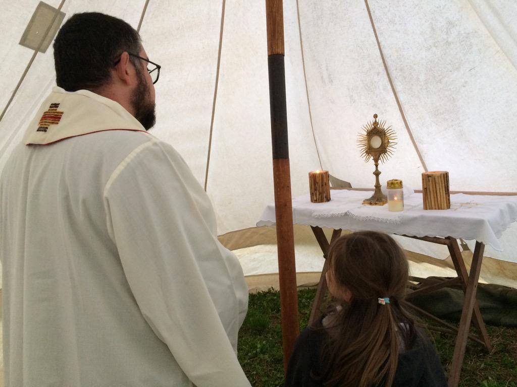 mioriko93's tweet photo. Papa: "Ci fa bene stare un po’ di tempo davanti al Tabernacolo, per sentire su di noi lo sguardo di Gesù."
@fserover http://t.co/WayjH3AdXR