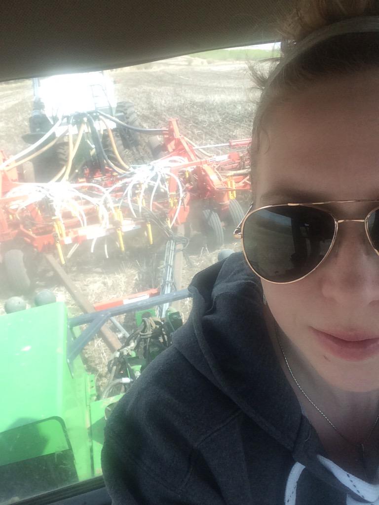 cropsncows's tweet photo. It's a good day to be in the tractor!! #plant15 http://t.co/evqIWOnnc2