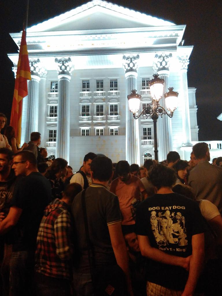 basurama's tweet photo. Para terminar el día, huevos en la fachada plástica neoclásica del parlamento macedonio. #Alegría @UrbanCooks http://t.co/XnmrUSGrgq
