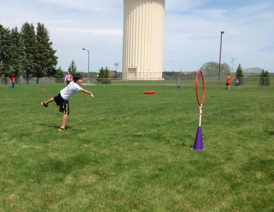 MAESPESTAHMAN's tweet photo. 5th Grade PE enjoying the beautiful weather with some frisbee golf. http://t.co/8XME1dfL0b