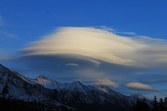 weathernetwork's tweet image. Do you know your clouds? Here are 12 types you're most likely to see in spring and summer: oak.ctx.ly/r/2xnmp