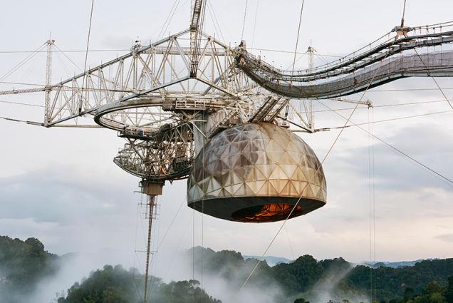 Gizmodo's tweet image. The aging giant of telescopes, shrouded in tropical mist: gizmo.do/AdQkxqn