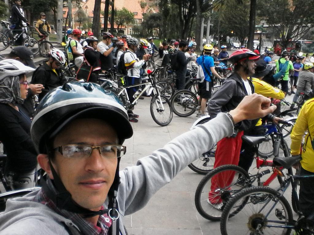 welcome2english's tweet photo. Los maestros rodamos por Bogotá en el #ParoNacionalFecode
#MiProfeResiste
#FuerzaMiProfe
#Bicicletón
@BikennedyBta http://t.co/hwAuYP9trt