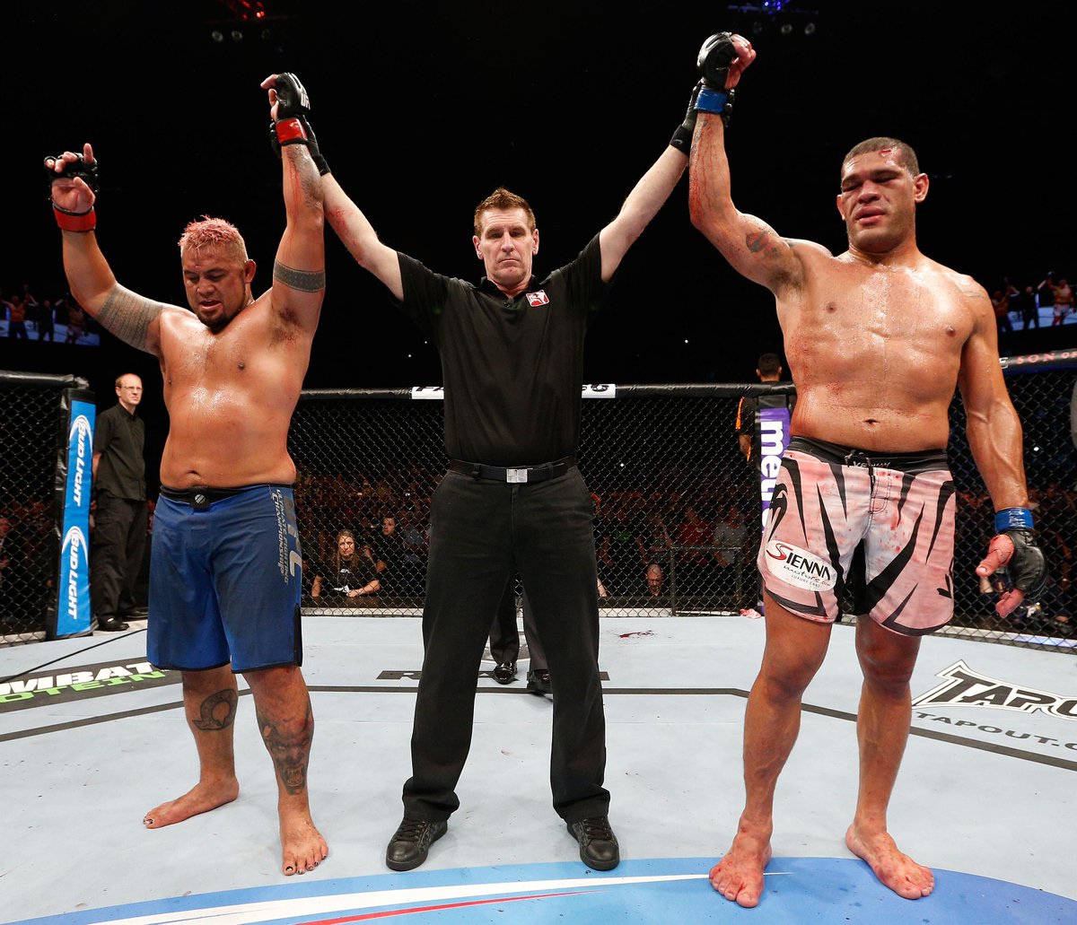 ufc's tweet photo. What fight has YOUR vote as a #UFCClassic?
Relive the EPIC moments on @UFCFightPass! 
Trial: http://t.co/VVAcvaLSsa http://t.co/FdOxqmL09R