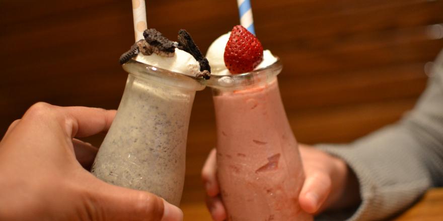 Outback's tweet photo. Sit back, relax and sip on. #MiniMilkshakes http://t.co/ZO2DvgYBRg
