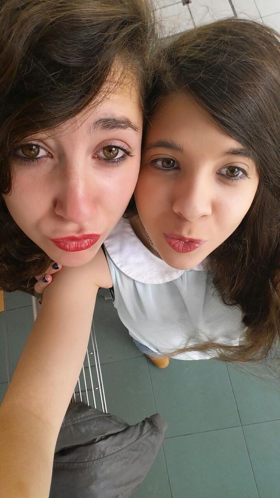 PatriiGomezz's tweet photo. Pocas personas me hacen reir como ella @AnaTurmiel jajaja te quiero paiaaaasaa! http://t.co/j3CH1eU4Ga