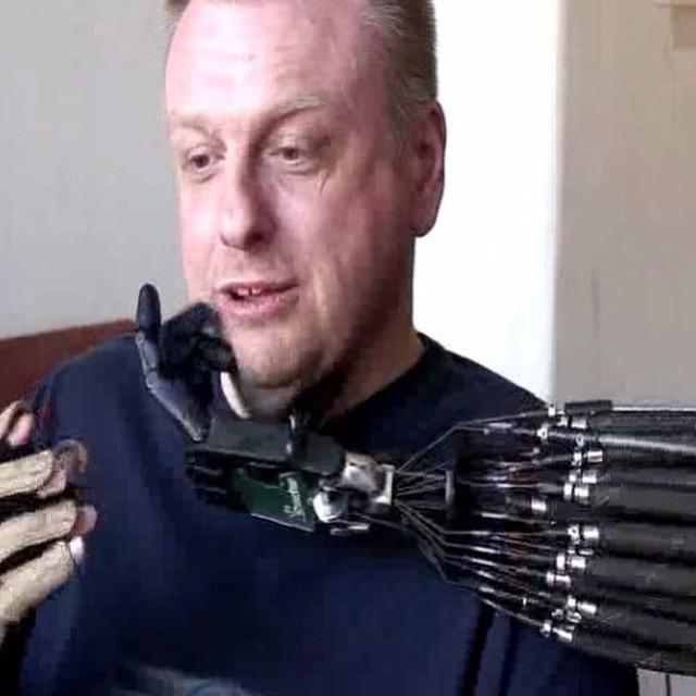 Otherbots's tweet image. Hi-tek itch Scratching #shadowRobot #dextrousHand #Robot #Hand - glove controls robot hand. This is the hand C by i…